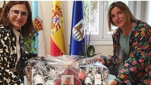 Ana Mar&iacute;a Villarino entregou a cesta con produtos locais a Patricia Rodr&iacute;guez, ga&ntilde;adora do concurso da Feira do Pemento.