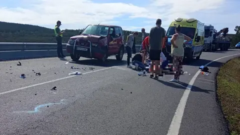 Accidente en la OU-533 a la altura de Pixeiros, en Viana.