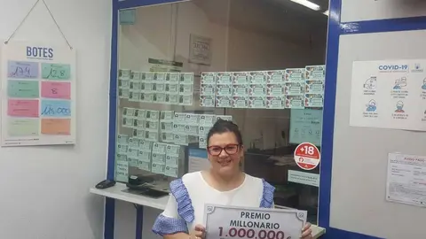 Alba Santamarina, con el diploma acreditativo de haber entregado un mill&oacute;n de euros.