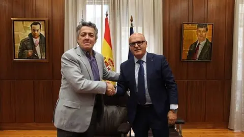 &Oacute;scar Outeiri&ntilde;o y Jos&eacute; Manuel Baltar, en la firma de la venta del archivo de La Regi&oacute;n. | FOTO: Alberte Paz.