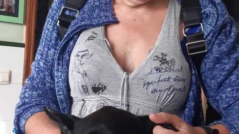 La due&ntilde;a posa feliz tras reencontrarse con su perro una d&eacute;cada depsu&eacute;s.