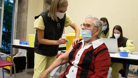 A vacinaci&oacute;n da cuarta dose da covid comezou hoxe para usuarios dos centros sociosanitarios de Galicia.