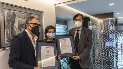 Antonio Justo y Mar&iacute;a Jes&uacute;s Villar, en la entrega de los certificados de AENOR en 2021.