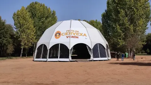 La carpa instalada en A Preguiza ya est&aacute; preparada para el inicio de la Festa da Cervexa.