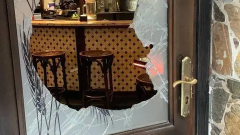 La puerta de la cervecer&iacute;a por la que accedieron al local.