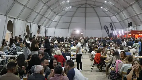 La carpa instalada en A Preguiza se llen&oacute; los tres d&iacute;as de la Festa da Cervexa de Ver&iacute;n. | FOTO: Iv&aacute;n Iglesias.
