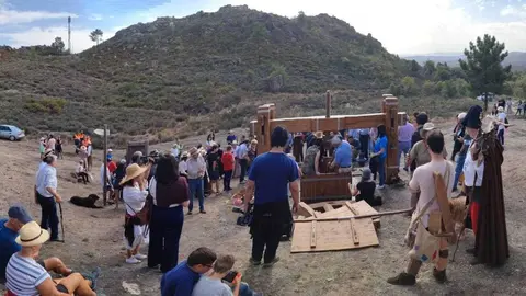 Un centenar de personas acudieron a presenciar el ya tradicional pisado de uva en el lagar rupestre. | FOTO: Xos&eacute; Lois Colmenero.