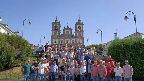 Foto grupas en Carrazedo de Montenegro (Portugal) dos participantes do Foro da Casta&ntilde;a de Ri&oacute;s.