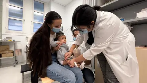 Ayl&eacute;n, nos brazos da s&uacute;a nai, foi unha das primeiras nenas en vacinarse contra a gripe na &aacute;rea sanitaria ourens&aacute;.