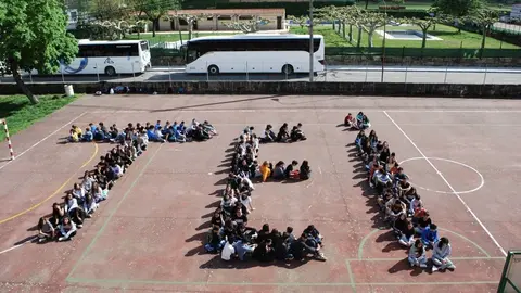 Alumnos do Chivite formando as siglas do programa Titor&iacute;a Entre Iguais, no que participa o centro.
