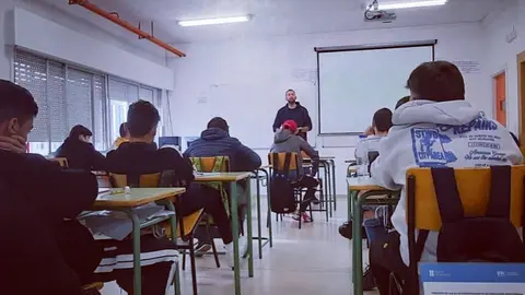 Alumnos do Garc&iacute;a Barb&oacute;n do Ciclo B&aacute;sica de Mantemento de Veh&iacute;culos tiveron unha charla con Javier Cid, de Talleres Javito.