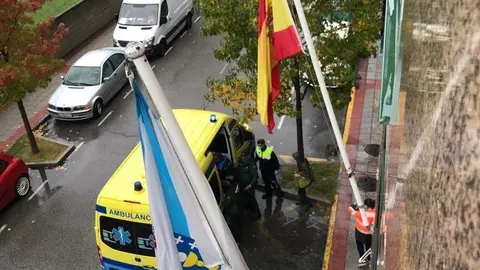 Momento en el que es trasladado el var&oacute;n al hospital de Ver&iacute;n.