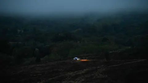 Una patrulla de la Guardia Civil peina esta ma&ntilde;ana los montes entre Trasestrada y Monteveloso, en Ri&oacute;s, para buscar la avioneta desaparecida ayer por la tarde. | FOTO: Noelia Caseiro.