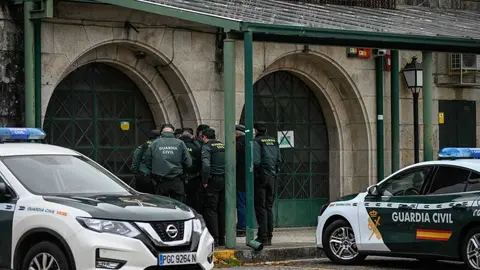 La Guardia Civil se prepara en A Gudi&ntilde;a para continuar con la b&uacute;squeda de la avioneta desaparecida. | FOTO: Noelia Caseiro.