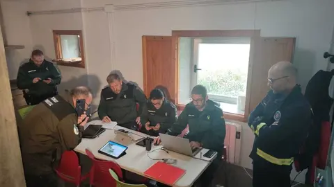 El puesto de mando del operativo de salvamento se ha instalado en A Gudi&ntilde;a. | FOTO: Noelia Caseiro.