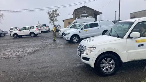 Los brigadistas de la Brif de Laza ya recibieron instrucciones en el puesto de mando de A Gudi&ntilde;a para participar en la b&uacute;squeda de Santiago Dur&aacute;n, piloto de la avioneta desaparecida. | FOTO: Brif de Laza.