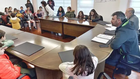 Estudantes do CEIP Augusto Ass&iacute;a visitaron esta ma&ntilde;&aacute; a Casa do Concello da Mezquita. | FOTO: Jainer Barros.