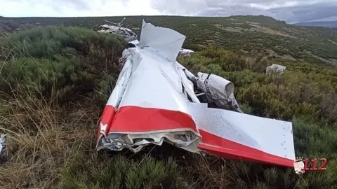Restos de la avioneta estrellada en Porto, Zamora. | FOTO: 112 Castilla y Le&oacute;n.
