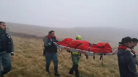 Momento no que trasladan o corpo do piloto sevillano Santiago Dur&aacute;n.