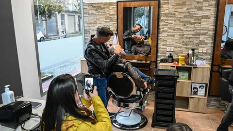 Algunos de los asistentes a la inauguraci&oacute;n bromeaban con un hipot&eacute;tico corte. | FOTO: Noelia Caseiro.