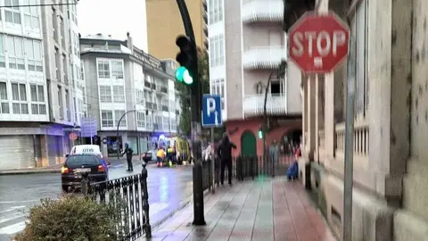 Sanitarios atendiendo a la persona que fue atropellada esta ma&ntilde;ana en la r&uacute;a Deputaci&oacute;n.