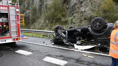 Veh&iacute;culo siniestrado en la A-52, a su paso por Cabreiro&aacute;.