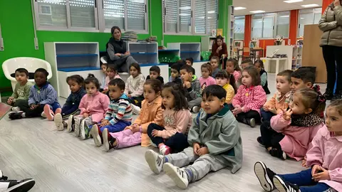 Cativos de Infantil escoitaron como alumnos m&aacute;is maiores lles contaban un conto de meigas e rapaces.