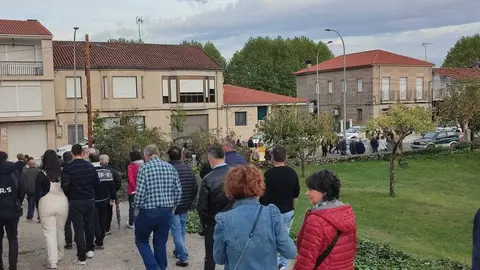 Cientos de personas acompa&ntilde;aron a la familia de Rodrigo en su &uacute;ltimo adi&oacute;s. | FOTO: Xos&eacute; Lois Colmenero.