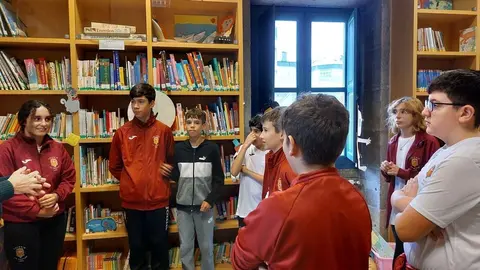 Estudantes do Colexio Mercedario na s&uacute;a visita &aacute; Biblioteca Municipal  de Ver&iacute;n.