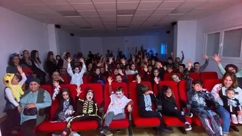 Os nenos de Ri&oacute;s festexaron este domingo o Sama&iacute;n.