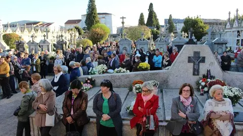 Emotivo oficio el celebrado en el cementerio municipal en la tarde de Todos los Santos. | FOTO: Jainer Barros.