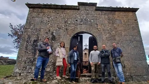 A alcaldesa, Ana Mar&iacute;a Villarino, visitou a Capela de Santa Ana con membros do colectivo cultural Olimbria.