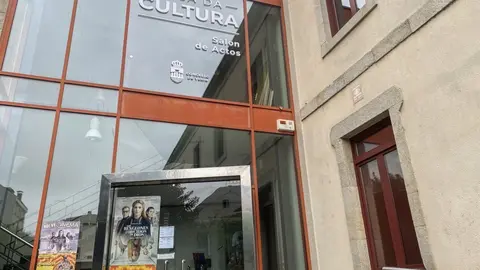 Entrada ao sal&oacute;n de actos da Casa da Cultura de Ver&iacute;n. | FOTO: Carlos Montero.
