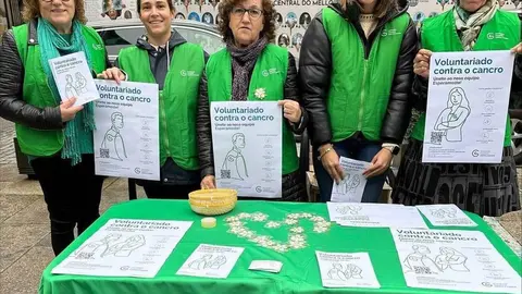 A Asociaci&oacute;n Espa&ntilde;ola contra o Cancro sa&iacute;u &aacute; r&uacute;a en Ver&iacute;n para sensibilizar sobre o voluntariado.