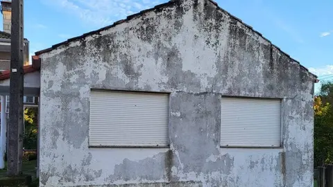 Estado do exterior da casa-velorio da Madanela, en Monterrei.