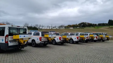 Esparexadores acoplados aos veh&iacute;culos das agrupaci&oacute;ns de Protecci&oacute;n Civil beneficiadas. | FOTO: O Voluntariado de Protecci&oacute;n Civil en Ourense.