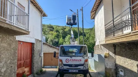 Traballos na instalaci&oacute;n da luminaria.