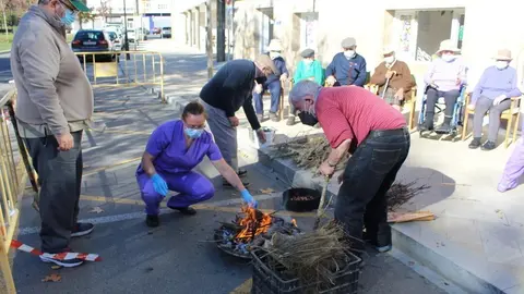 O ano pasado, os de Solleira xa fixeron "lume" a car&oacute;n da praza da Alameda. | FOTO: Xos&eacute; Lois Colmenero.