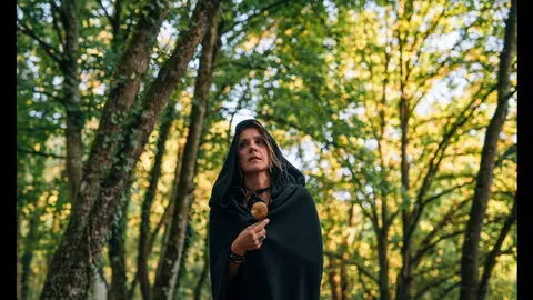 A poeta Rochi N&oacute;voa, caracterizada de &aacute;nima da Santa Compa&ntilde;a. | FOTO: Emilio Romanos.