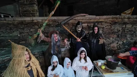 A Morte, unha bruxa, d&uacute;as corozas e tres &aacute;nimas da Santa Compa&ntilde;a, este venres, en Trez. | FOTO: Xos&eacute; Lois Colmenero.