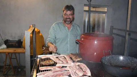 O rexedor nacionalista, Rafael P&eacute;rez V&aacute;zquez, aos "mandos" da grella na Mezquita. | FOTO: Jainer Barros.