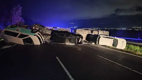 El tr&aacute;iler portacoches qued&oacute; volcado perpendicularmente al sentido de su marcha.