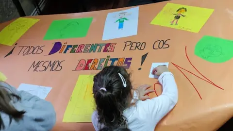 Nenos de Portas Abertas elaboraron un cartel reivindicativo.