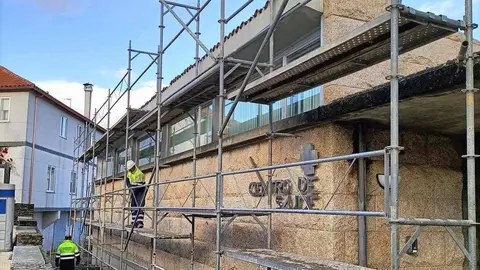 As obras comezaron no centro de sa&uacute;de de Ri&oacute;s para renovar a cuberta.
