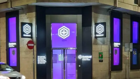 Dentalnova iluminou as s&uacute;as instalaci&oacute;ns de morado.