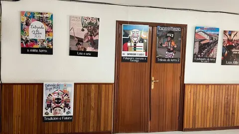 Carteis expostos no Concello de Laza.