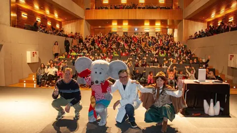 M&aacute;is de 600 escolares d&eacute;ronlle a benvida ao rati&ntilde;o P&eacute;rez, convidado ao Nadal de Ver&iacute;n polo Concello e Dentalnova. | FOTO: Jainer Barros.