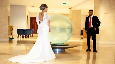 Una novia con uno de los trajes de Nicandra, que participar&aacute; en el evento. | FOTO: Jainer Barros.