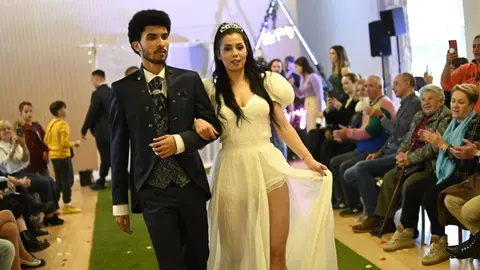 Tras los desfiles individuales, lleg&oacute; el momento de los "reci&eacute;n casados". | FOTO: Noelia Caseiro.