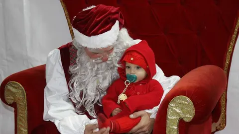 Papa Noel tom&oacute; buena nota de las peticiones de todos los asistentes, incluso de los m&aacute;s peque&ntilde;os de la villa. | FOTO: Jainer Barros.
